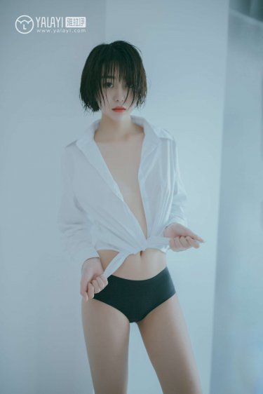 美女脱裤衩扒开尿口给男子摸